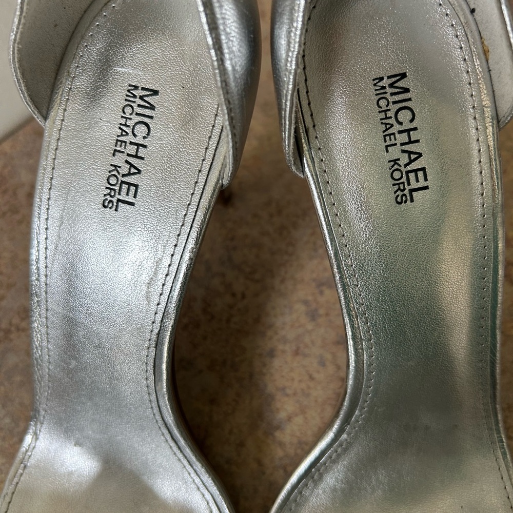 Michael Kors Metallic Silver 4” Heels with sequins Bow size 9 - Picture 8 of 10
